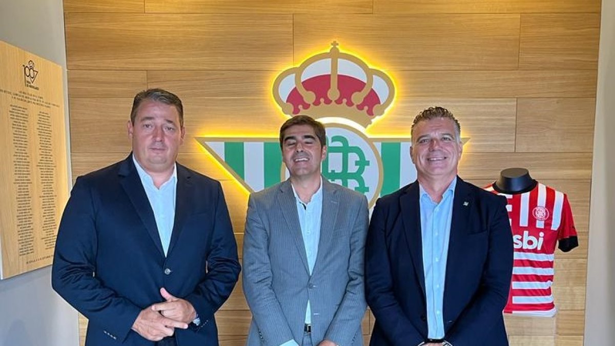 Los representantes del Ayuntamiento, el club y el Grupo Fernández Reche tras firmar el acuerdo.
