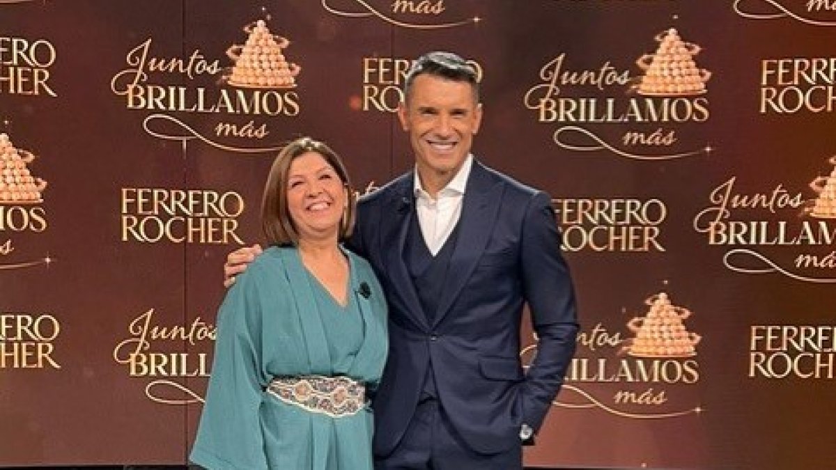 La alcaldesa, Rosa María Cano, junto al presentador de gala de Juntos Brillamos Más, Jesús Vázquez.