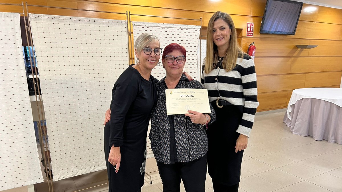 Una de las participantes recibiendo su diploma.