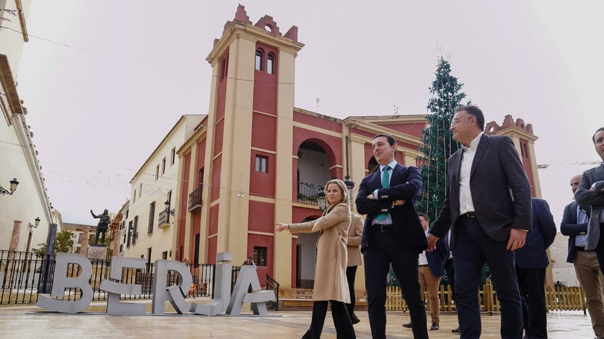 Presidente de Diputación, alcalde y diputada virgitana paseando por la Plaza.