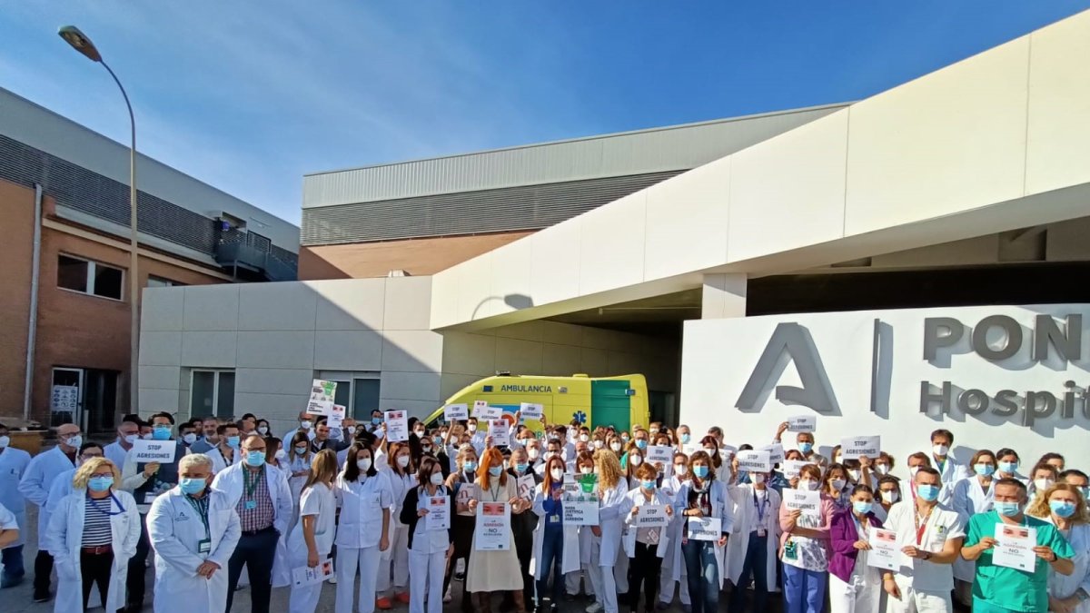 Concentración de protesta contra la última agresión en el Hospital de Poniente.