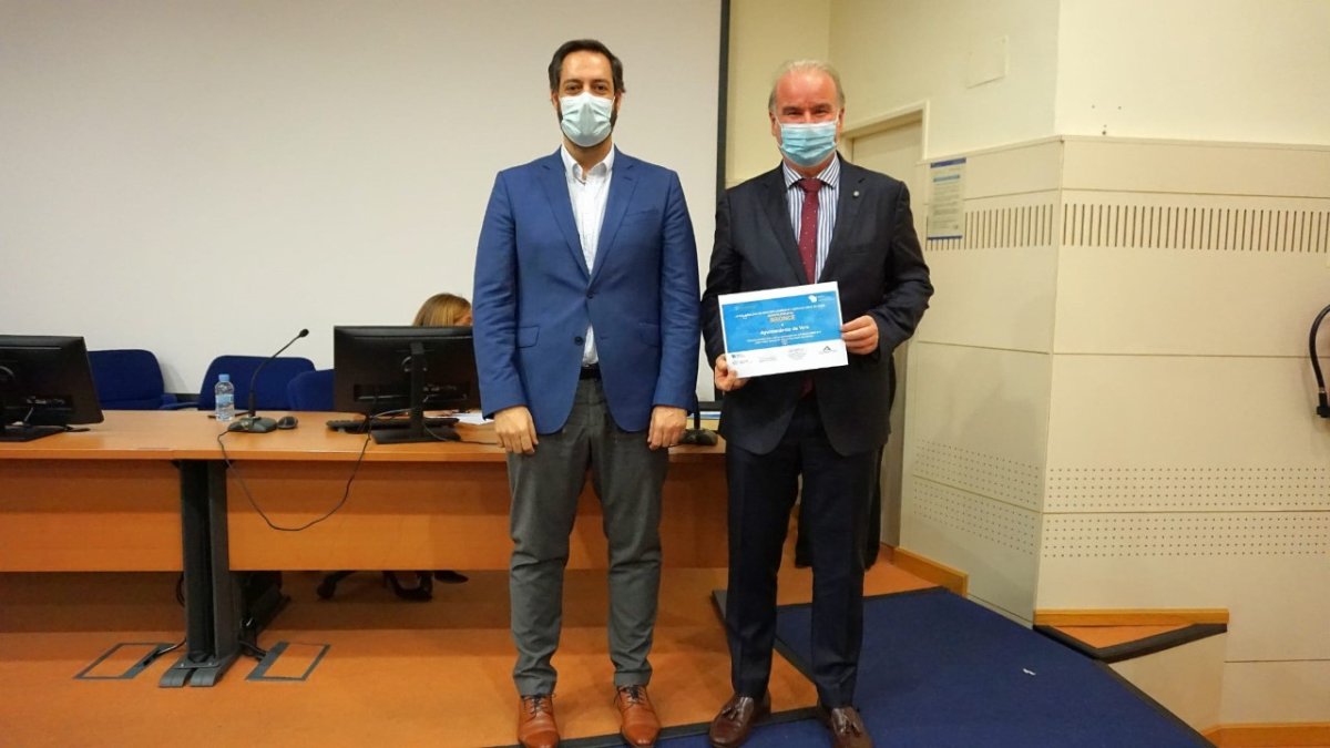 Jorge del Diego Salas, ha hecho entrega al concejal de Playas del Ayuntamiento de Vera, Pedro Salas.