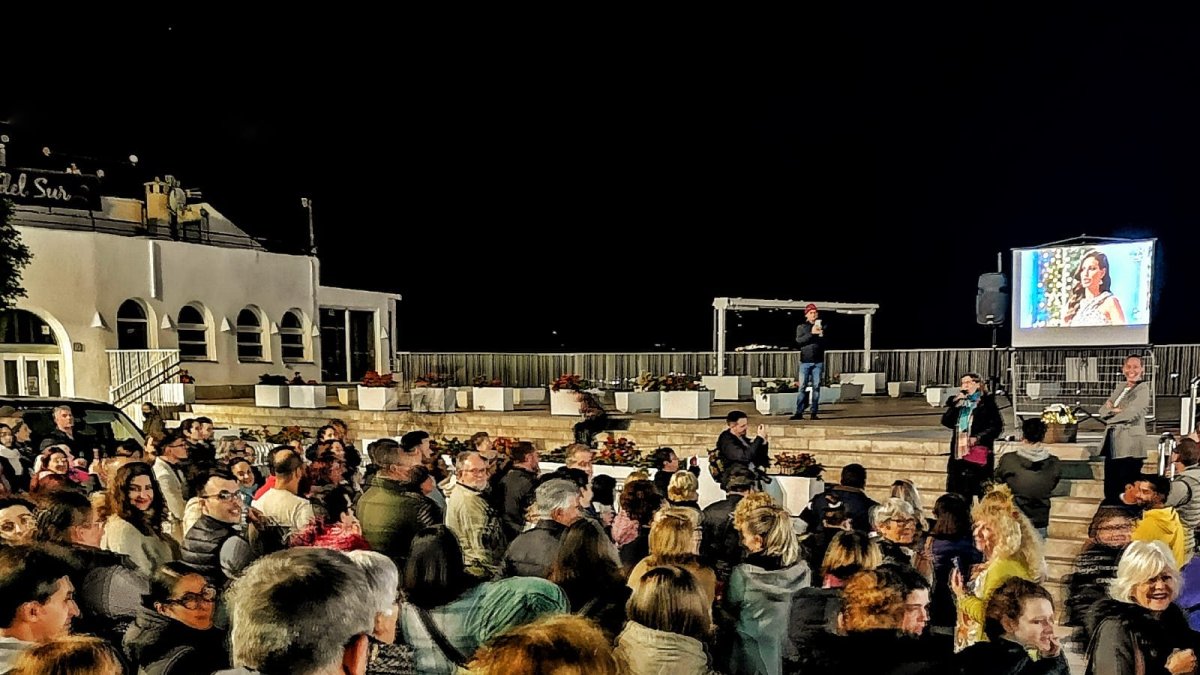 La plaza momentos antes de la gran noticia de que Mojácar fuese la ganadora del concurso.