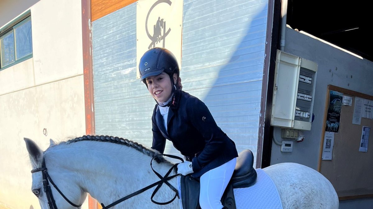 Genoveva soler a lomos de uno de los corceles de su club de hípica.