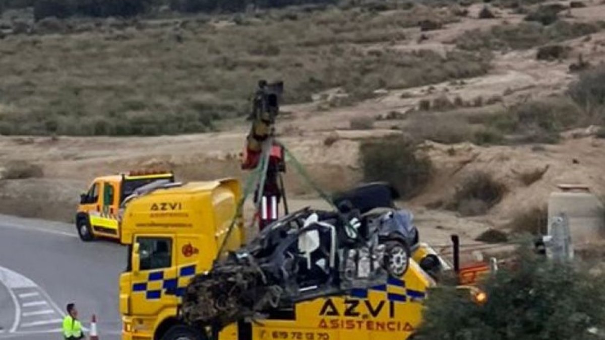 Imágenes de la retirada del vehículo que ha sufrido un accidente hace a penas unas horas.