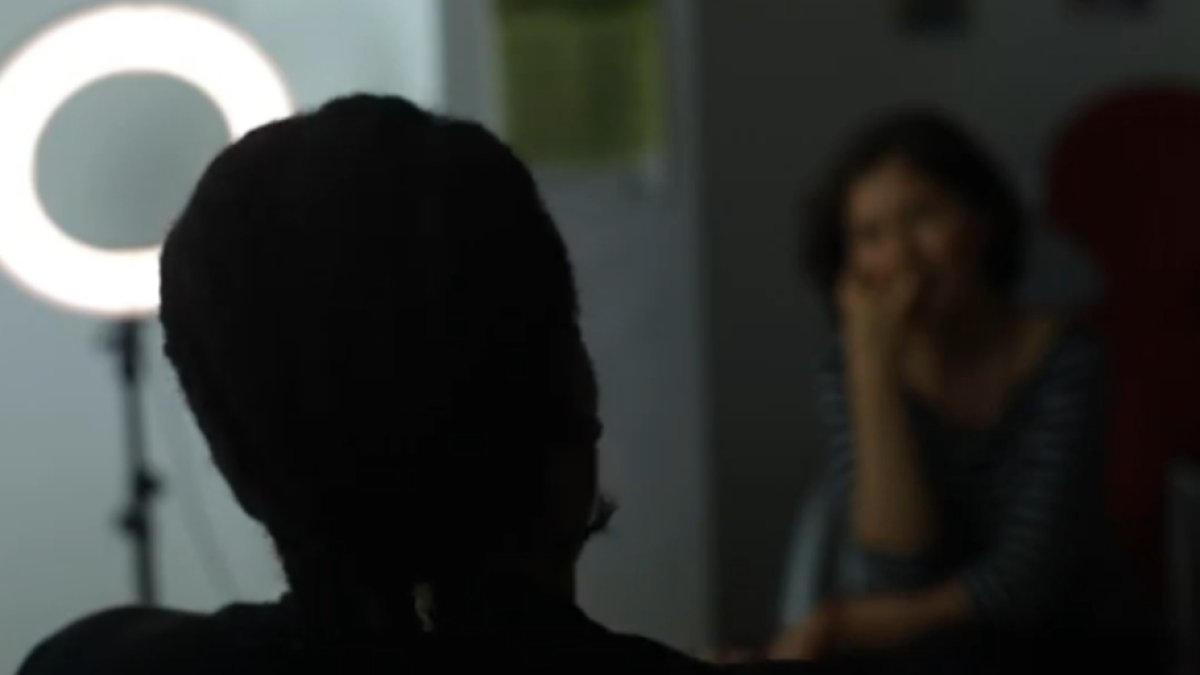 Una protagonista contando sus vivencias en el documental.