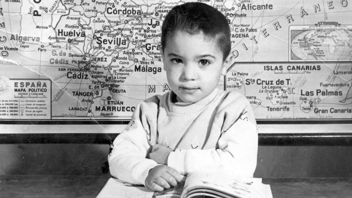 El niño Juan Manuel Martínez Miralles en la foto de escuela del colegio Diego Ventaja de la calle de la Reina.