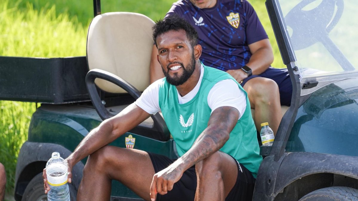 Dyego Sousa echa un trago durante el entrenamiento.