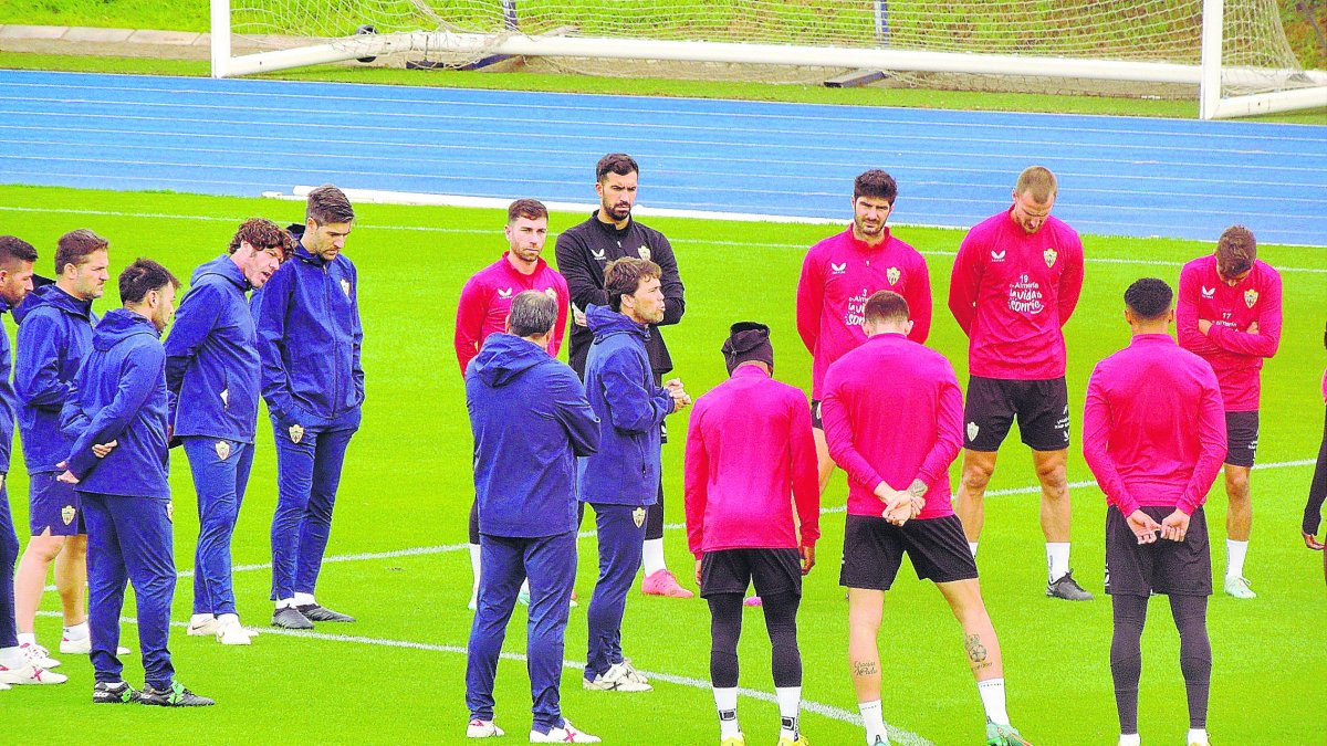 Rubi hablando con la plantilla antes de enfrentarse este viernes al Torino.