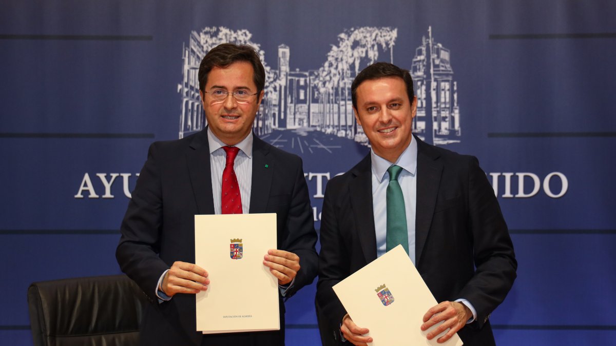 Francisco Góngora y Javier García con el documento suscrito de colaboración.