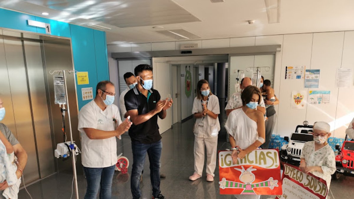 Dyego Sousa ya llevó algunos regalos al Hospital en septiembre.