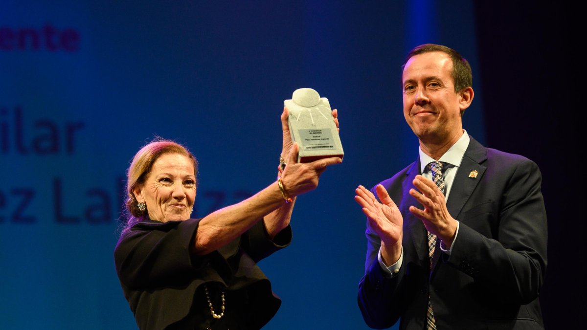 José María Martín, subdelegado del Gobierno en Almería, era el encargado de entregarle el galardón.