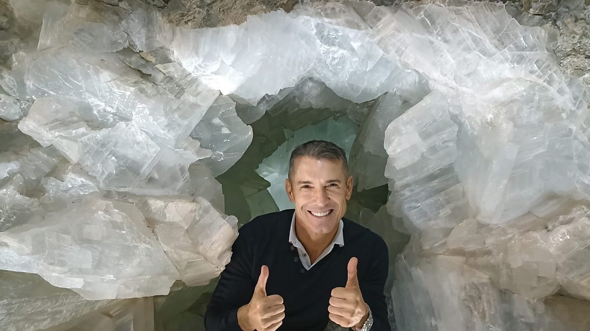 Jesús Vázquez en el interior de la Geoda Gigante de Pulpí.