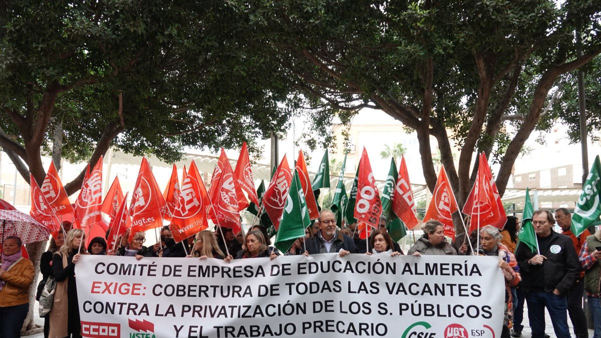 El Comité de Empresa de Educación, en su concentración de este viernes frente al IES Alhamilla.