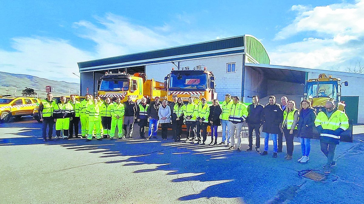 Autoridades y parte de profesionales este viernes en el Centro de Conservación de Almería-Centro, en la Autovía A-92.