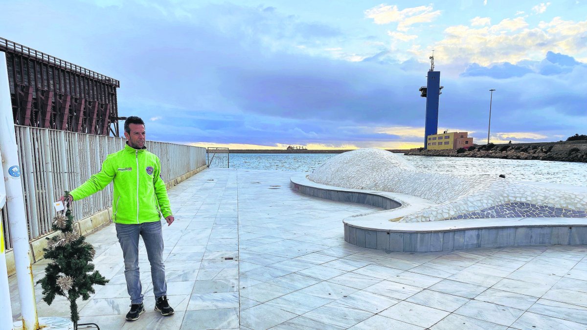 Ángel Cruz, junto al árbol en la Ballena, esta tarde.