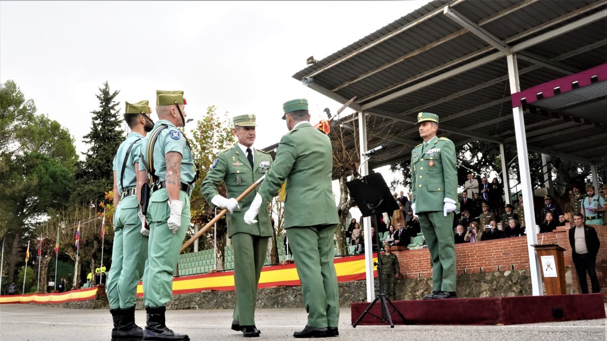 El coronel De Meer (izquierda), entrega el guion a Paúl, ante la mirada del coronel Gomariz