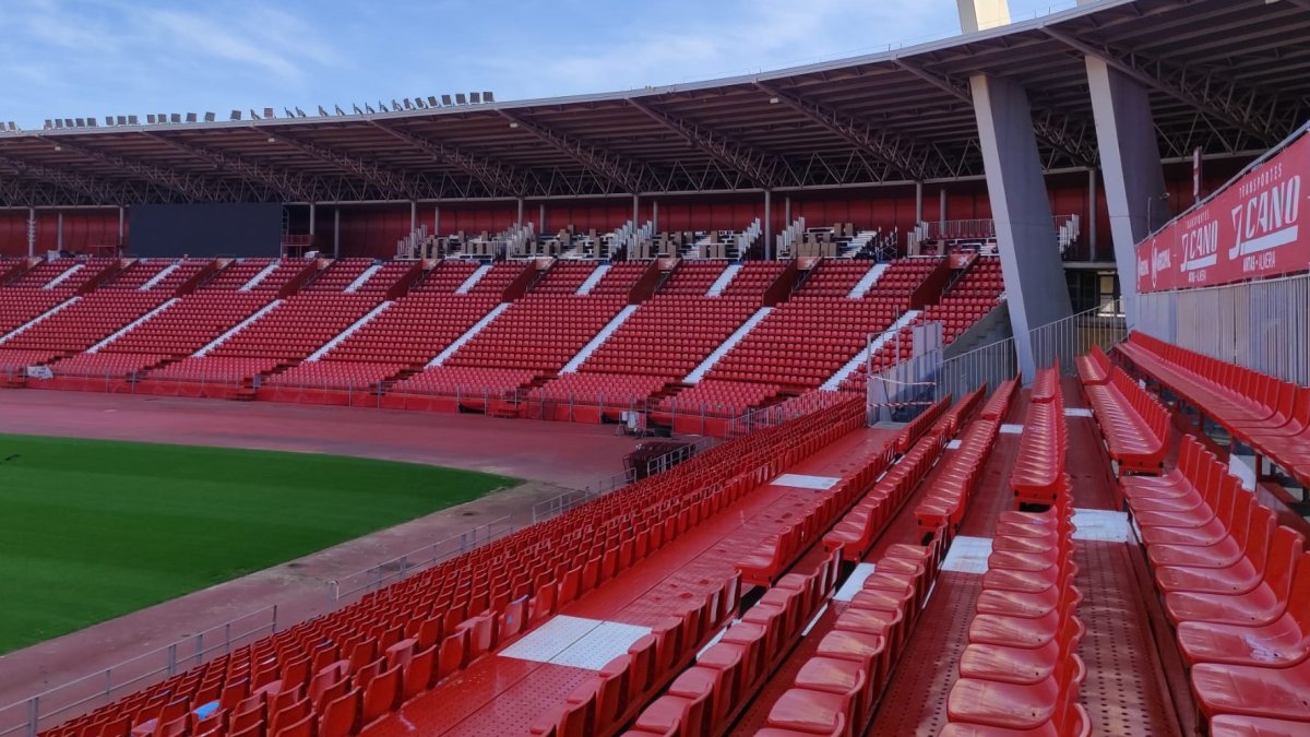 Gradas supletorias en la grada de Preferencia.