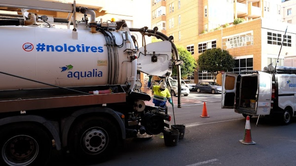 Imagen de archivo de trabajos de Aqualia en la vía pública.