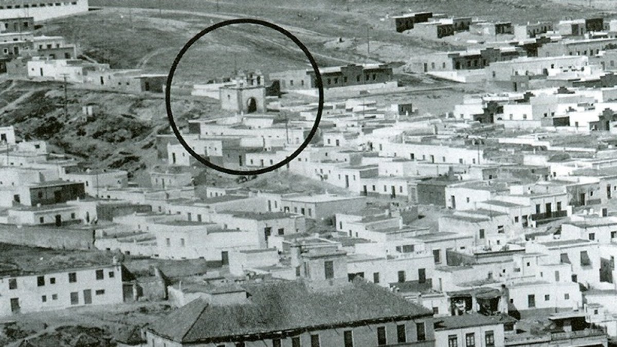 En el círculo, antigua y desaparecida Ermita La Milagrosa en Adra. (FOTO: Colección Andrés Aguilera París)
