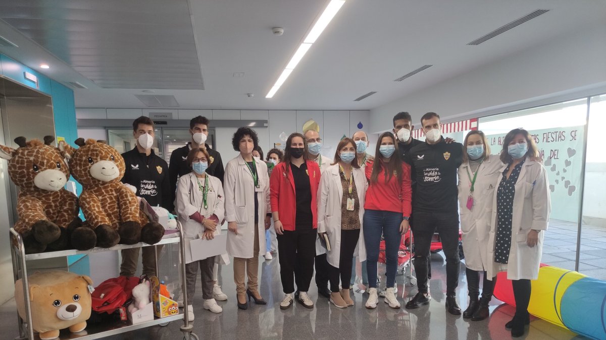 Foto de familia en el Materno Infantil de Torrecárdenas.