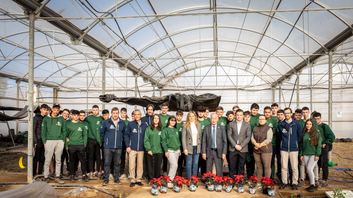 Gabriel Amat y los concejales junto a un grupo de alumnos de la Escuela Agraria.