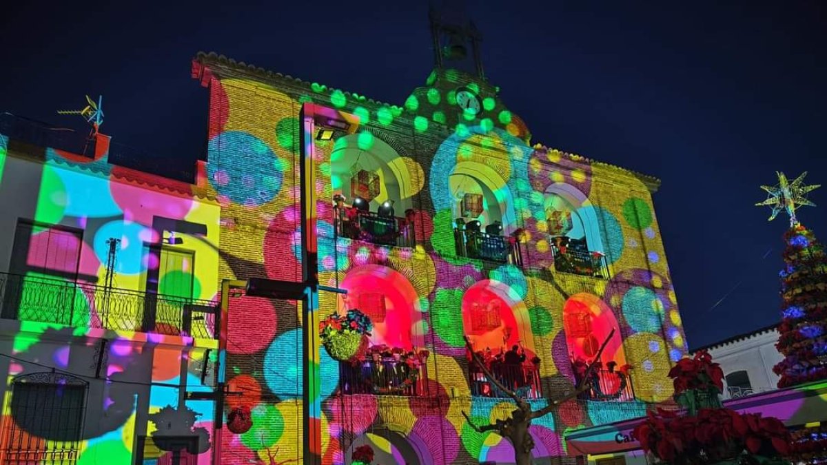 Luces sobre la fachada de Laujar de Andarax. (FOTO: Minerva G. Ibáñez).