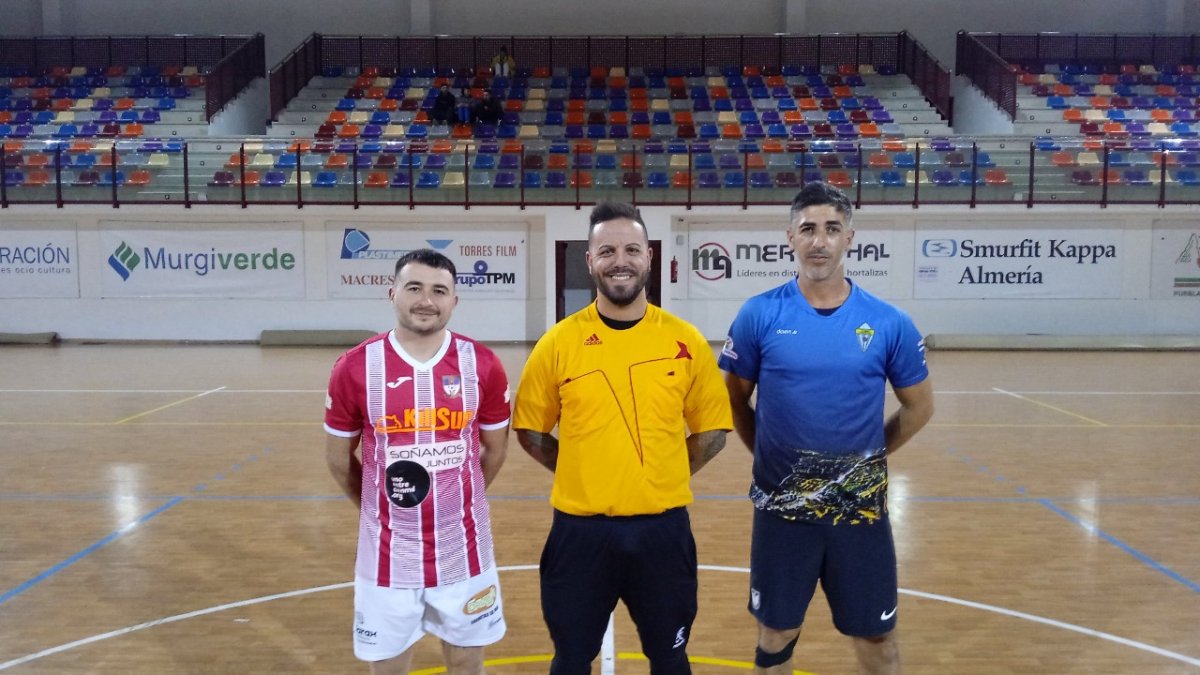 Los capitanes con el colegiado del encuentro.