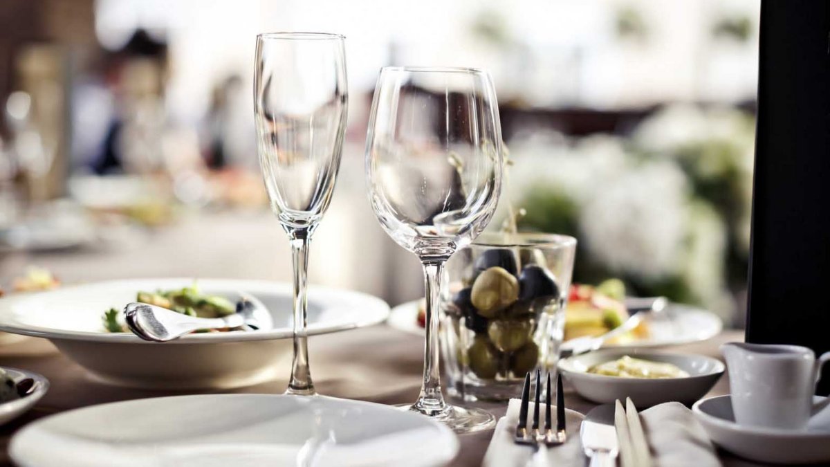 Mesa de un restaurante preparada.