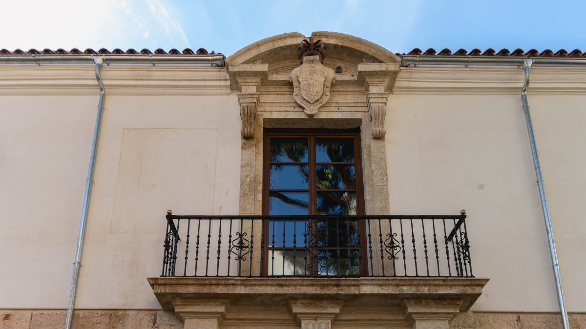 Balconada coronada por el escudo de Carlos I