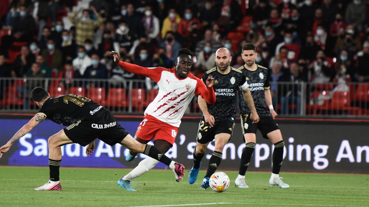 Appiah se ha quedado sin sitio en el Almería y en el Tenerife.