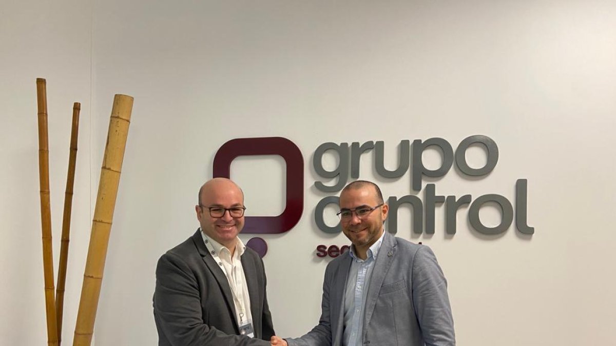 Manuel Muñoz, director de sistemas de seguridad de Grupo Control y  Pedro Sánchez, presidente de ASHAL.