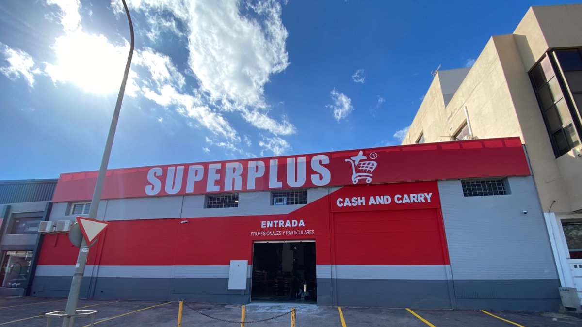 Tiendas abiertas durante todo el día.