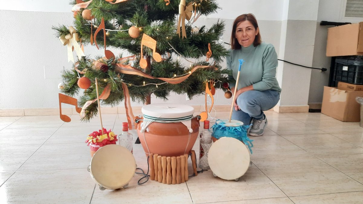 María del Mar Castilla, integrante de la Asociación Musical Beviart, junto a algunos instrumentos musicales navideños.