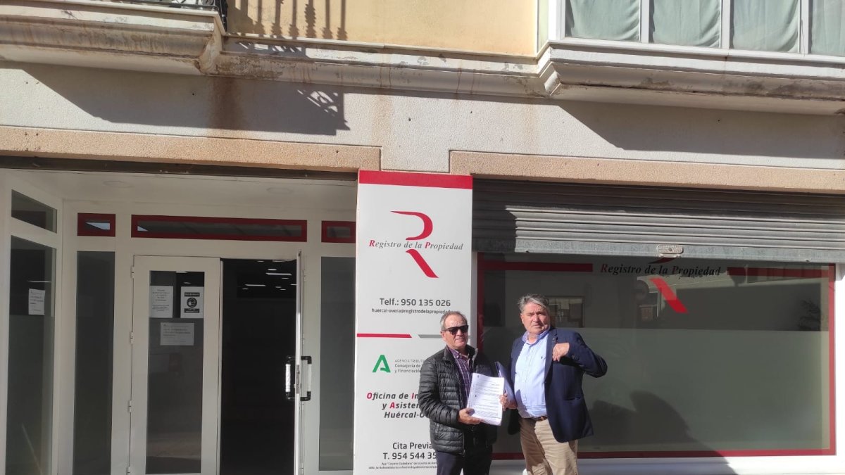 El alcalde (izquierda) en el momento de presentar la documentación.