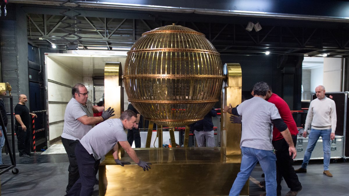 Los bombos, camino del escenario del Teatro Real.