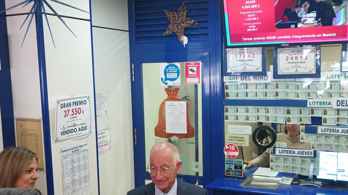 Gabriel Amat, en la administración que ha repartido el Gordo.