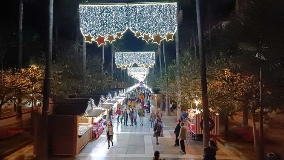 Fotografía de las casetas que están situadas en la Avenida Federico García Lorca, dónde además hay situados puestos de comida.