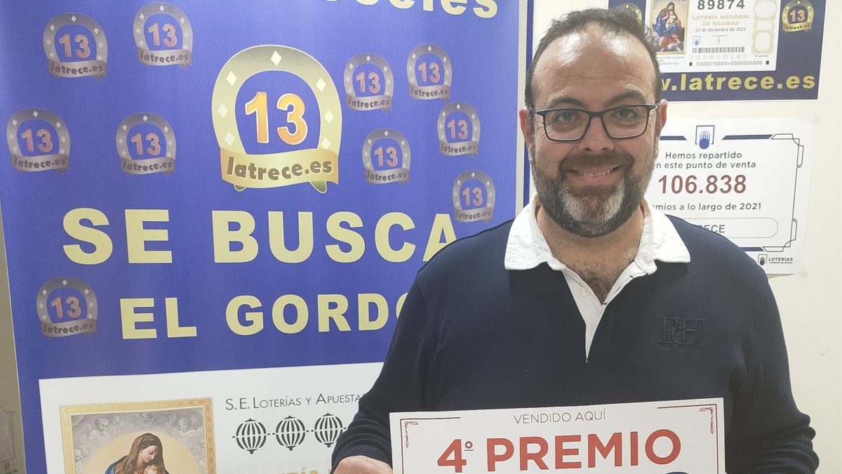 Jesús Ibáñez, lotero de la número 13 de Artés de Arcos, con el segundo cuarto premio.