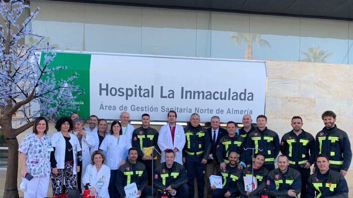 Los efectivos de Bomberos del Levante junto a los camiones y a profesionales sanitarios.