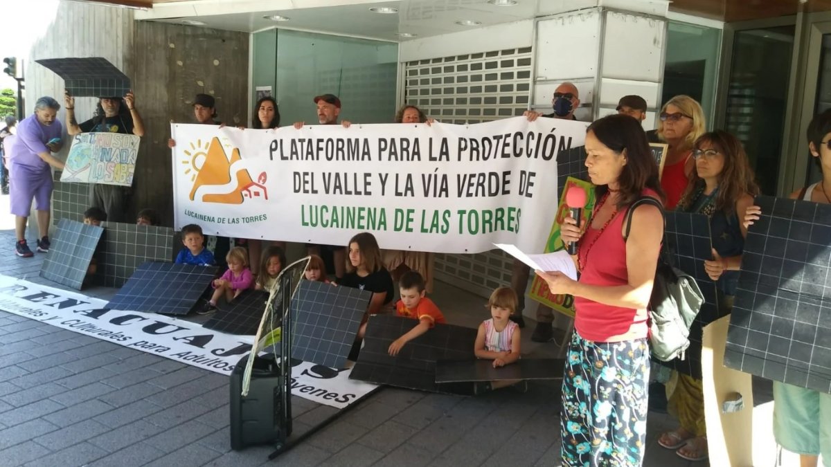 Vecinos de Lucainena de las Torres frente a la sede de X-Elio en Murcia.