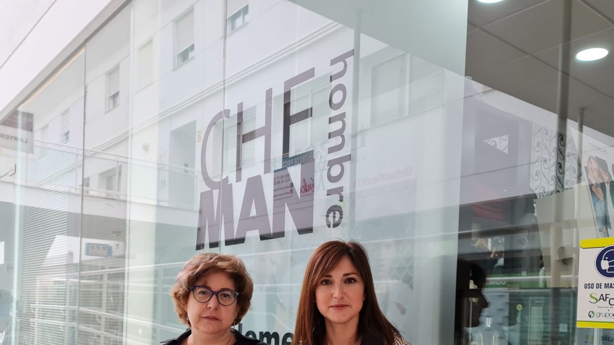 La concejala de Comercio entrega distintivos.