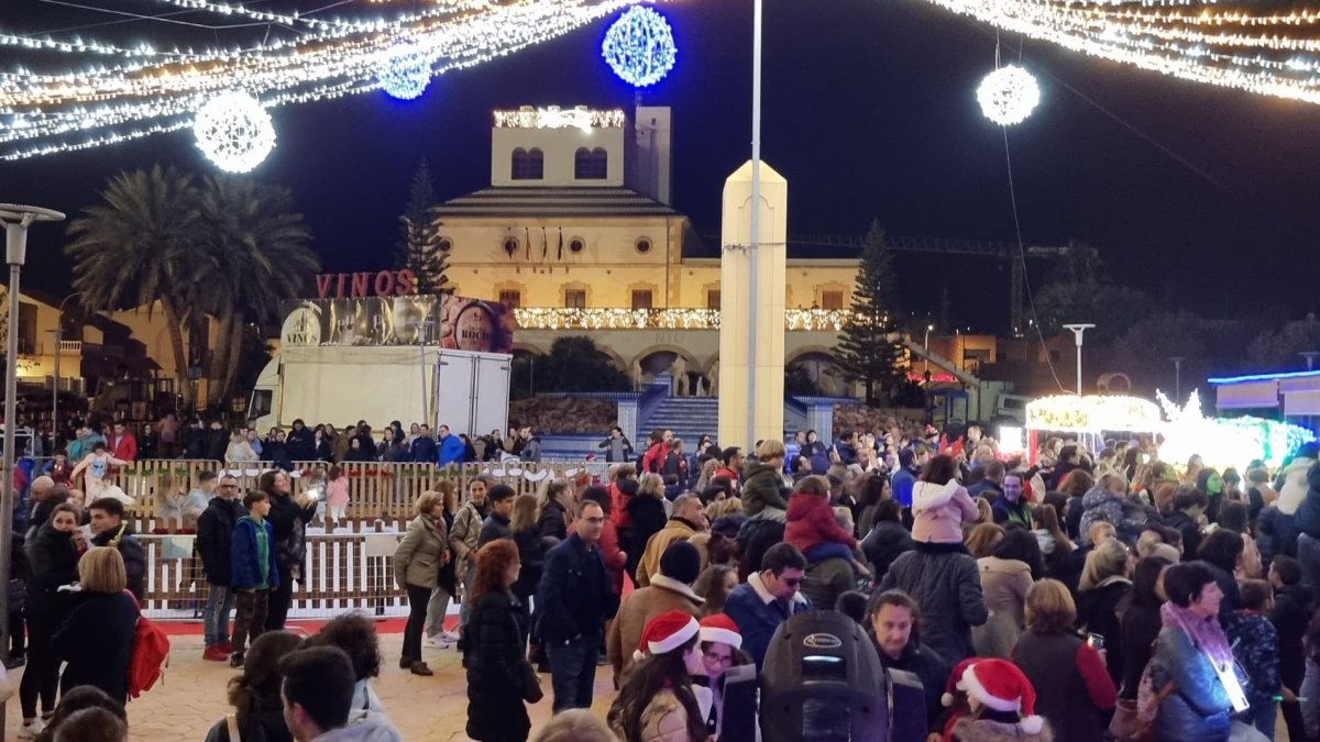 El encendido oficial del alumbrado navideño congrega a cientos de vecinos.