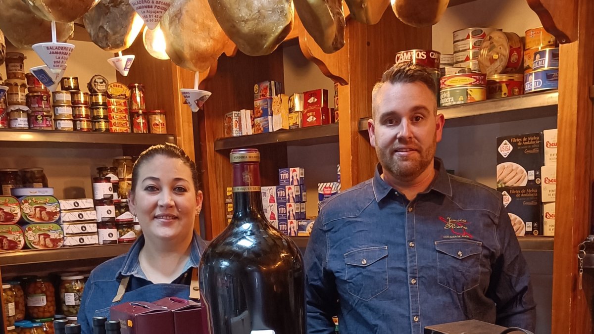 Mariví Olvera y Joaquín Martín de Jamones Picena en Adra.