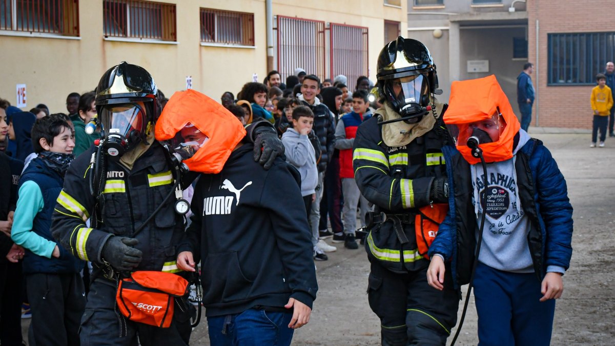 Simulacro de incendio en el IES Algazul de Roquetas.