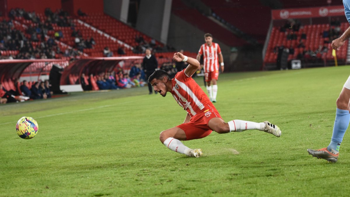 Robertone amplía su contrato con el Almería hasta junio de 2028.