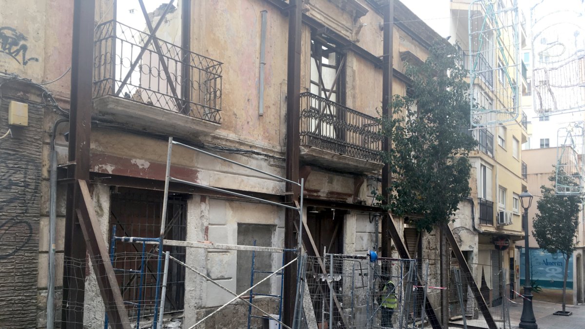 Un operario comenzaba ayer a rehabilitar la histórica fachada catalogada.