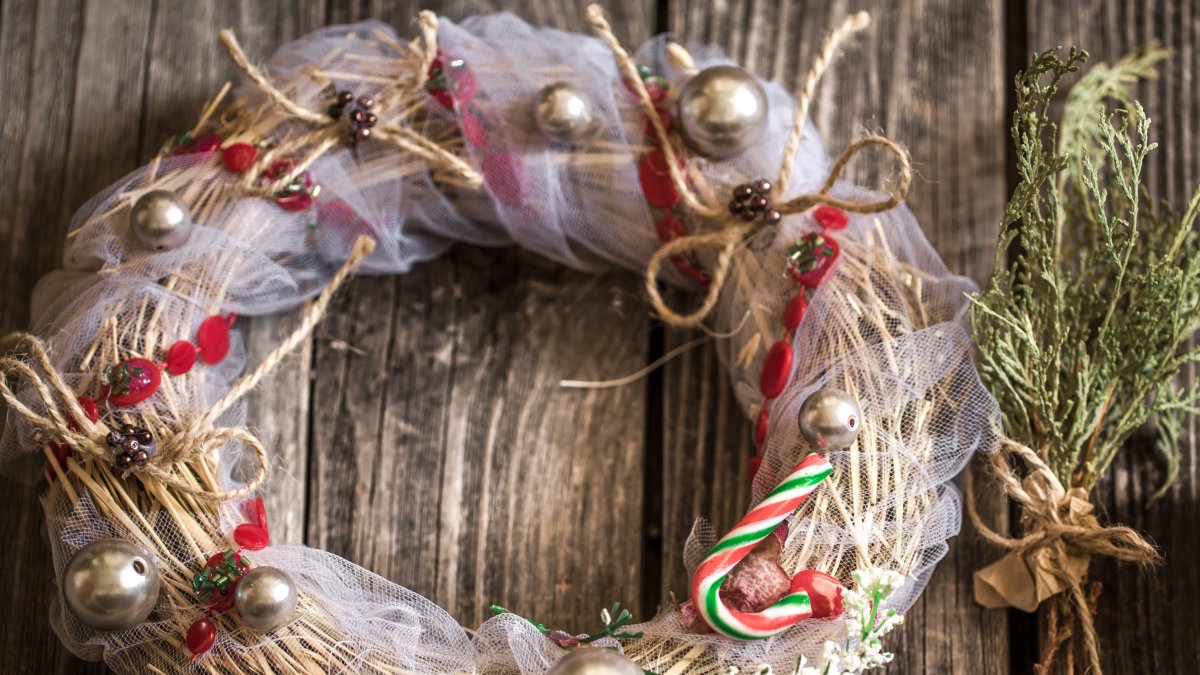 Reutilizar elementos para crear adornos sostenibles es posible.