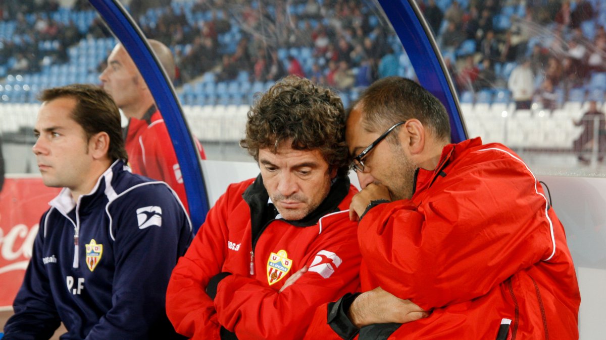 Lillo en el banquillo del Almería en la temporada 2010-2011.