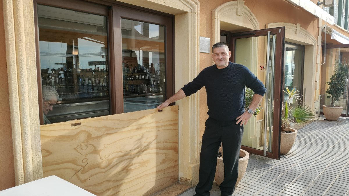 En el Restaurante Delfín Verde tienen que poner tablones de madera en sus cristaleras de la entrada al local para minimizar los daños de las inund